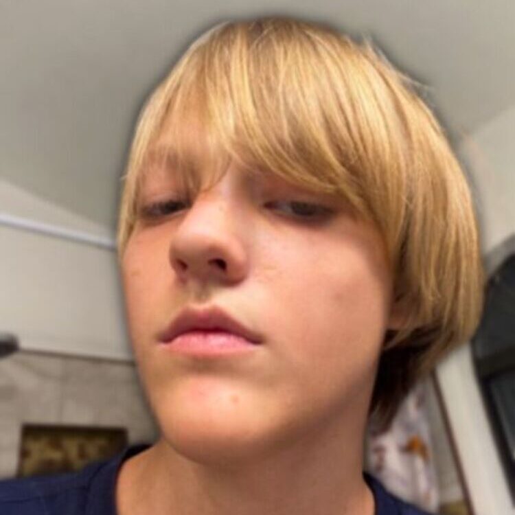 Foto de perfil de Alek (Check bio first)